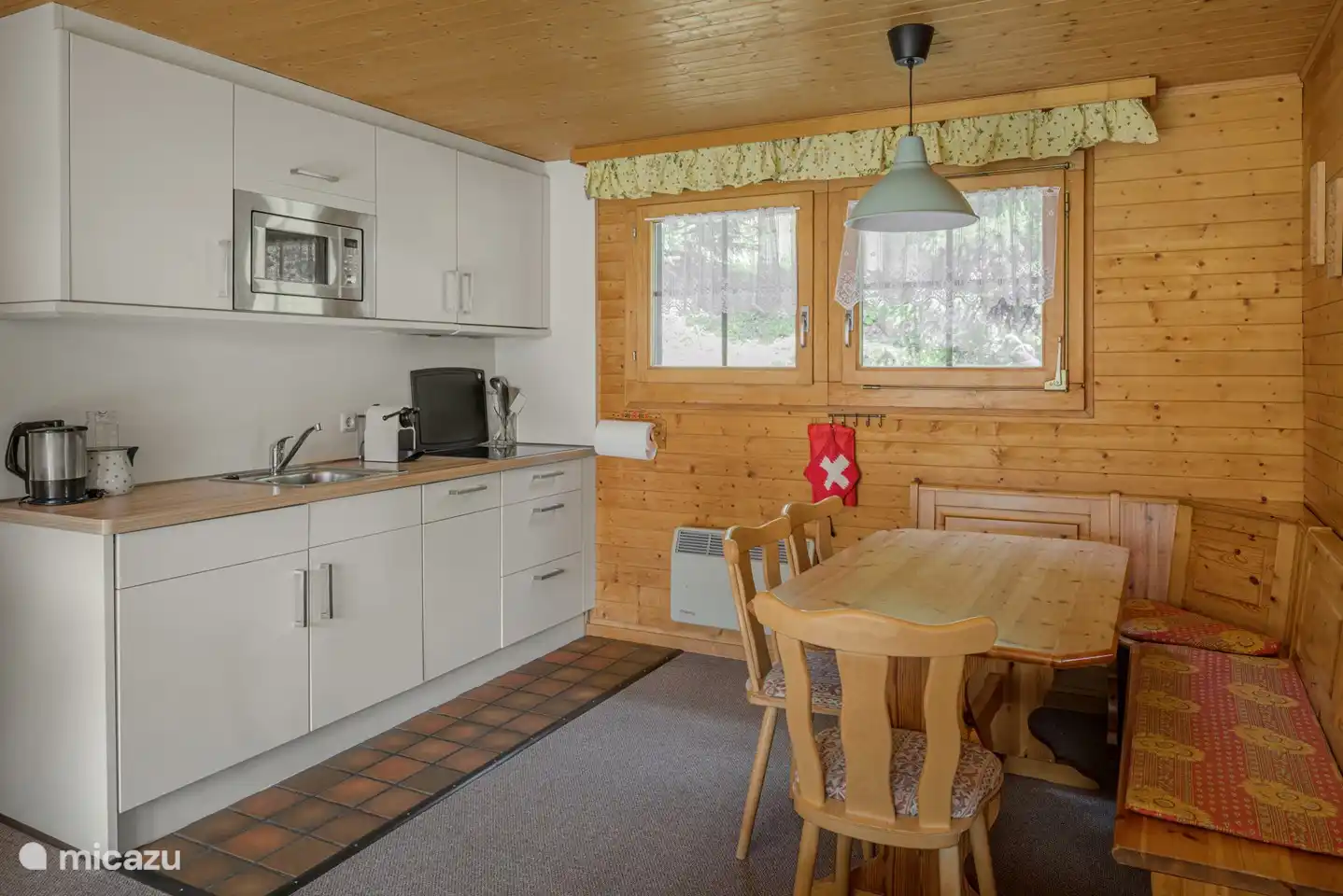 In de nieuwe keuken vind je alles wat je nodig hebt, inclusief een vaatwasser.