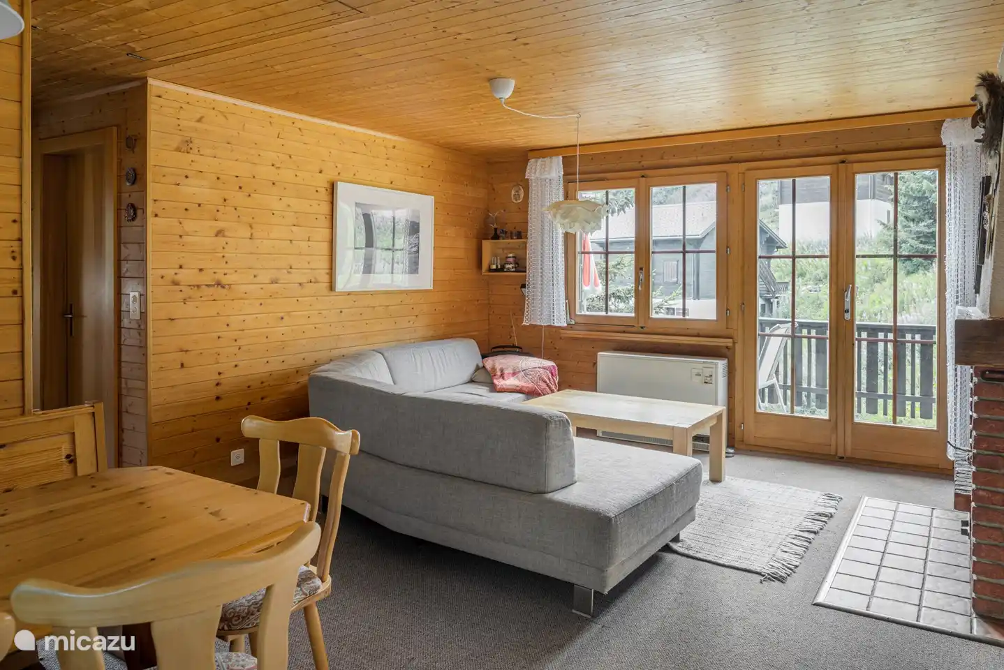 Een open woon- en eetkamer nodigt uit tot verpozen. De koelere avonden kan men doorbrengen op de ruime bank bij de open haard.