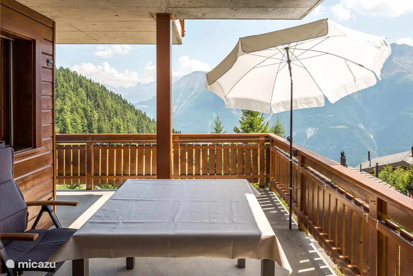 Het huis ligt op het zuiden met vrij uitzicht op de tegenoverliggende bergen en het Wallis 4000-duizenders.