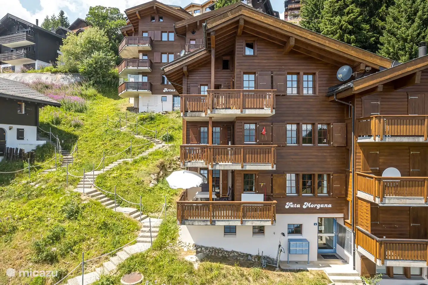 Rustig en centraal in de Alpmatten, ongeveer 510 m van het kabelbaanstation, ongeveer 15 minuten lopen. Niet ver van de voetgangersverbindingslift naar het dorp, direct aan de weg die naar het dal leidt, dat in de winter een piste wordt en naar de nabijgelegen skilift en het winterwandelpad naar Betten leidt.

2 1/2 kamer appartement