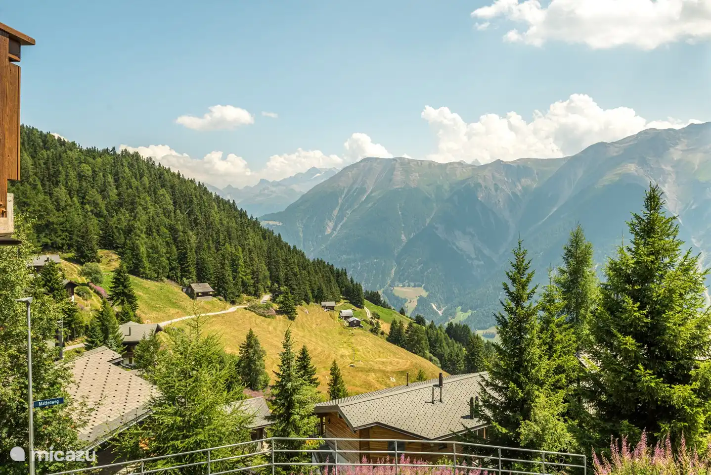 Het huis ligt op het zuiden met vrij uitzicht op de tegenoverliggende bergen en het Wallis 4000-duizenders.