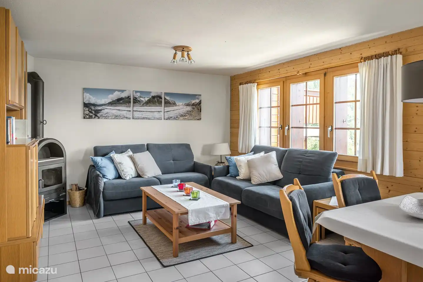 Entree met garderobe, woonkamer, eetkamer met open haard met open keuken in de woonkamer 1 slaapbank/140 breed geschikt voor 2 kinderen of 1 volwassene