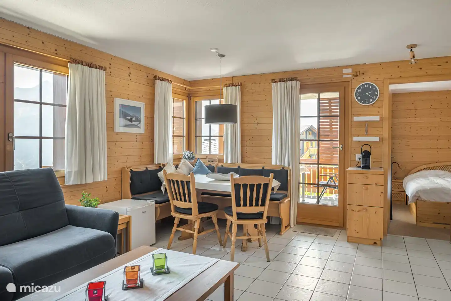 Entree met garderobe, living, eetkamer met open haard met open keuken