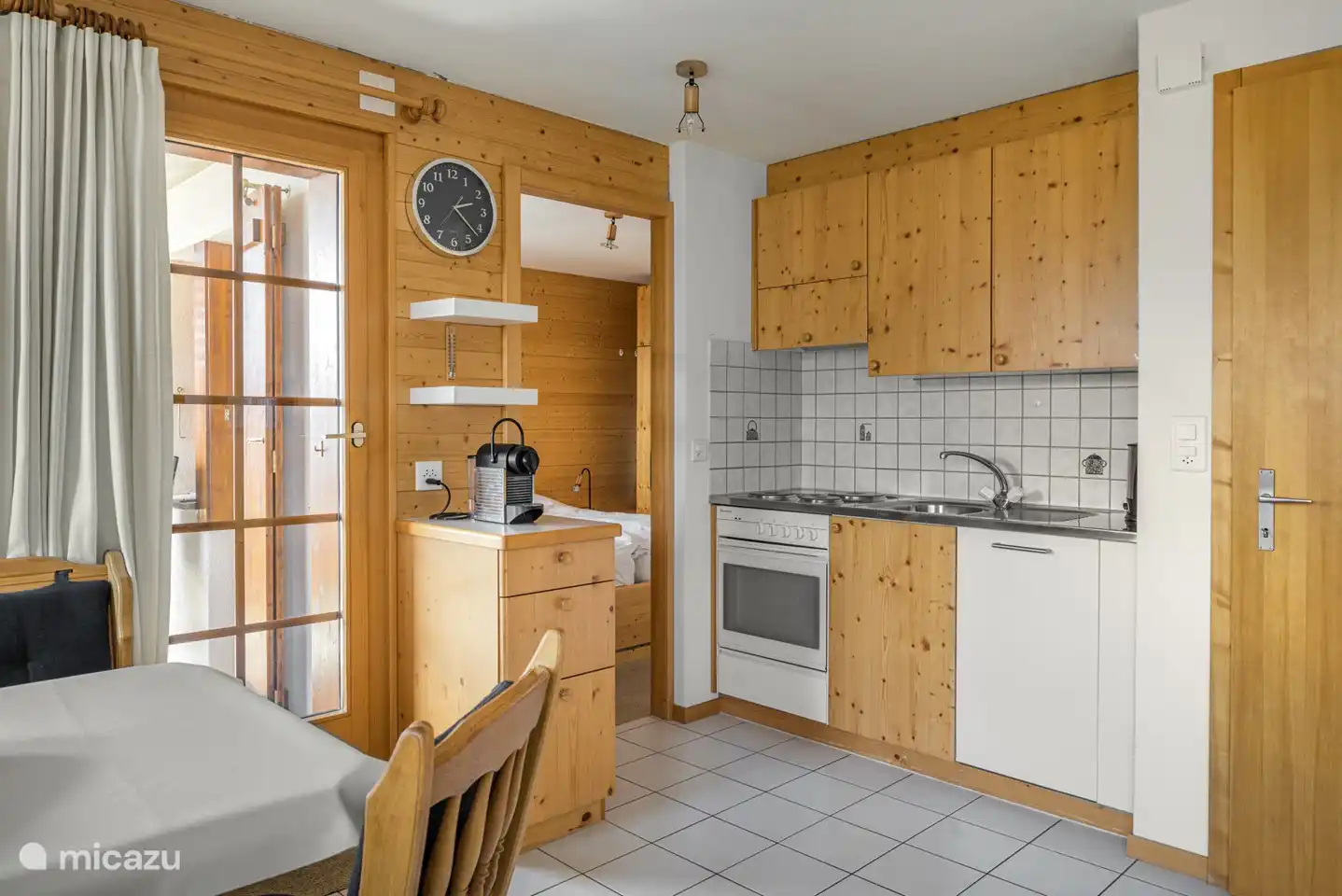Entree met garderobe, living, eetkamer met open haard met open keuken