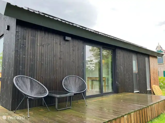 Fietsen, Nederland, Friesland, Oudwoude, bungalow De kolibrie Zijkant van het huis, gelegen aan het water. Heerlijk in de middag- en avondzon