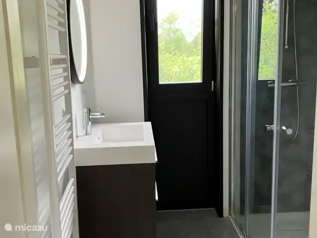 Fietsen, Nederland, Friesland, Oudwoude, bungalow De kolibrie Badkamer