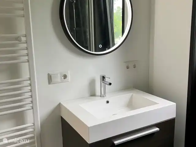 Fietsen, Nederland, Friesland, Oudwoude, bungalow De kolibrie Badkamer