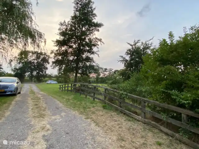 Fietsen, Nederland, Friesland, Oudwoude, bungalow De kolibrie Weg naar het huis