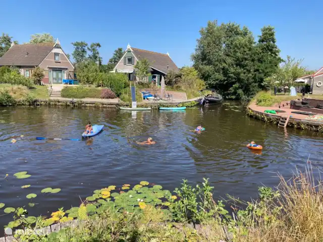 Fietsen, Nederland, Friesland, Oudwoude, bungalow De kolibrie Genieten in het water