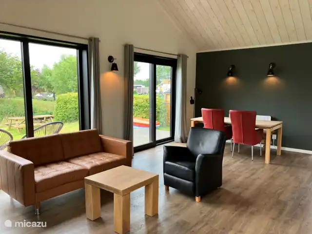 Fietsen, Nederland, Friesland, Oudwoude, bungalow De kolibrie Woonkamer/keuken