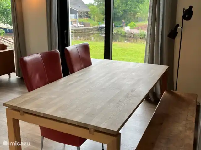 Fietsen, Nederland, Friesland, Oudwoude, bungalow De kolibrie Eettafel met twee stoelen en een bank
