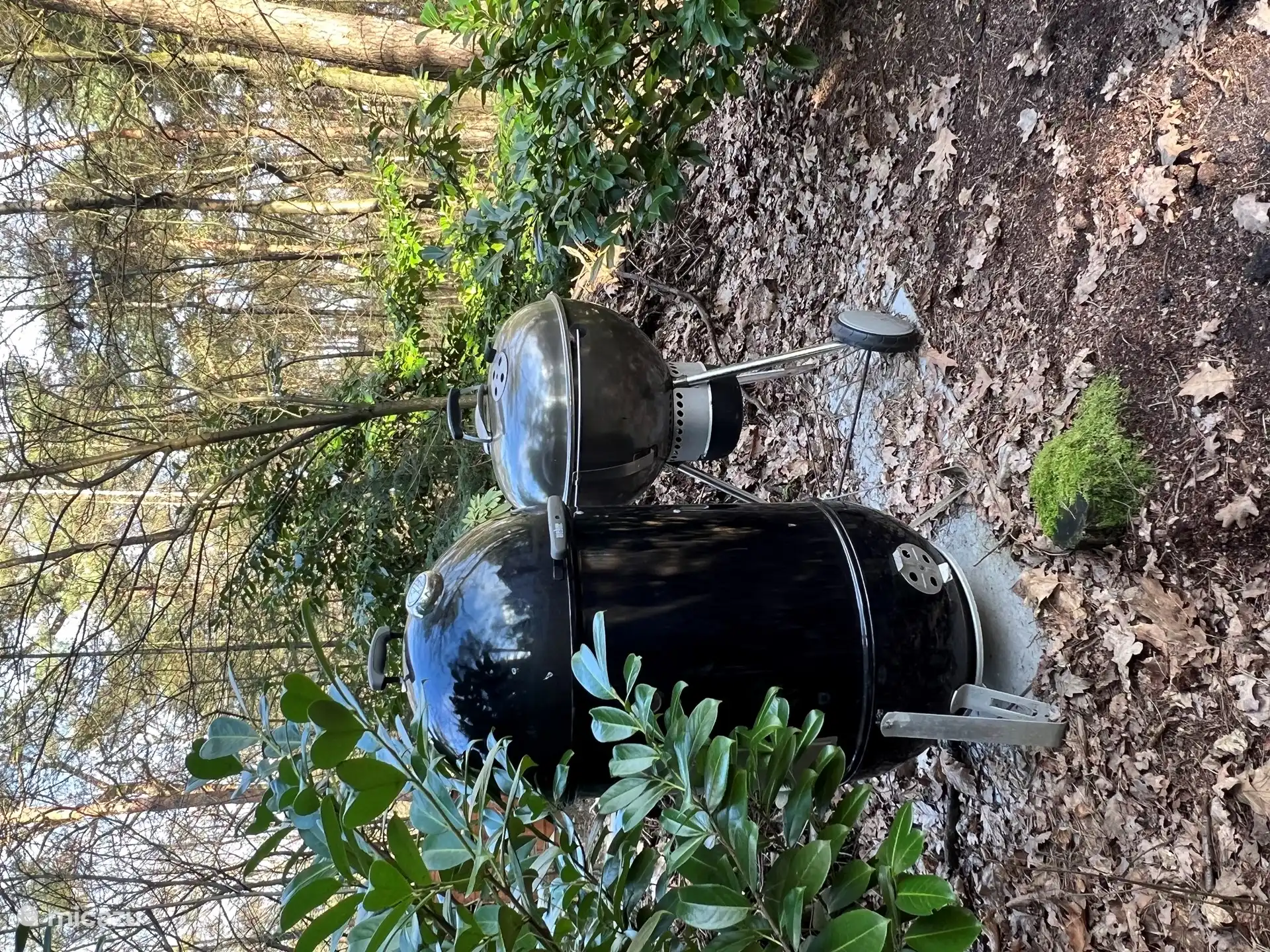 Il y a un fumoir et un barbecue dans le jardin que vous pouvez utiliser (à l'exception du code rouge). 