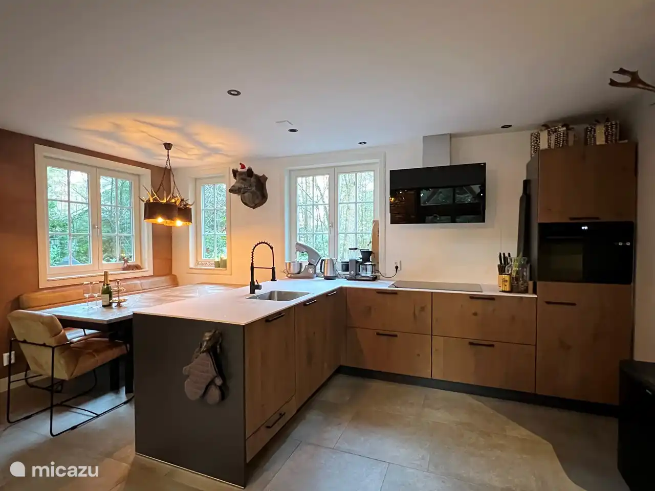 Le coin salon avec cuisine ouverte.
La cuisine, équipée de toutes les commodités.
Lave-vaisselle, plaque à induction, micro-ondes combiné, cafetière, bouilloire et réfrigérateur. 