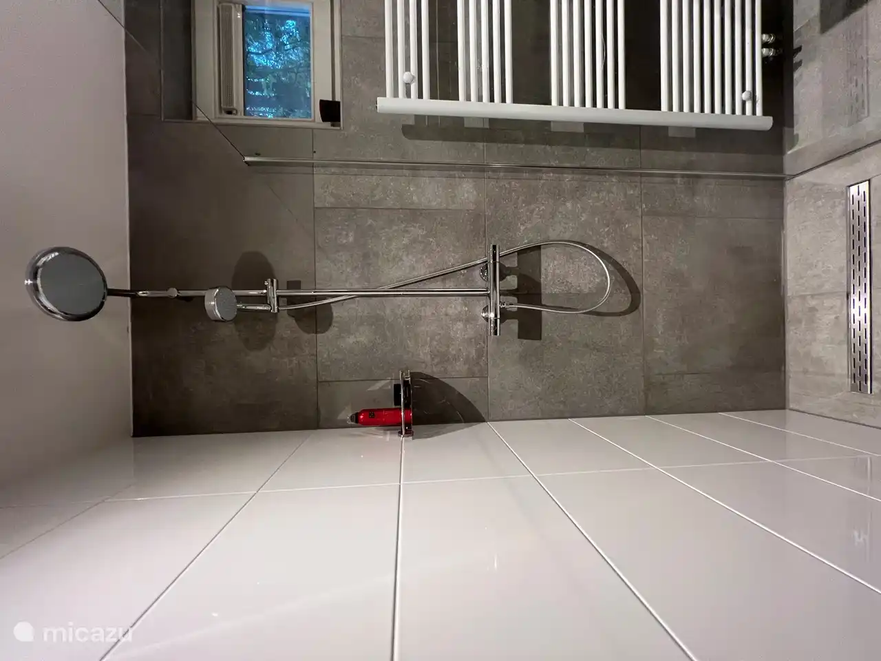 La magnifique douche avec chauffage au sol et radiateur sèche-serviettes.