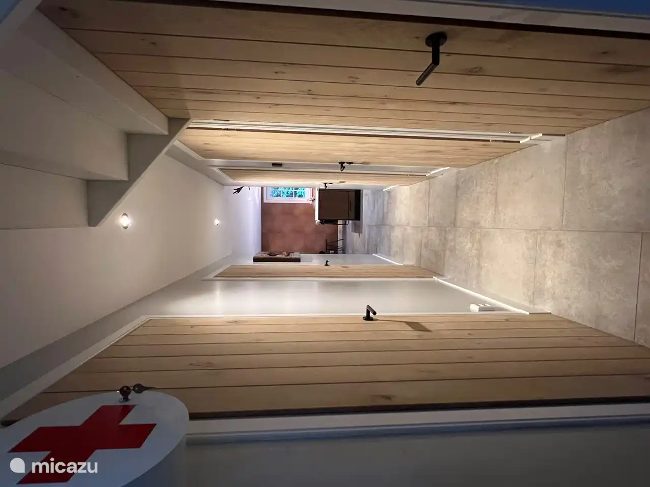 Le hall en entrant par la porte d'entrée