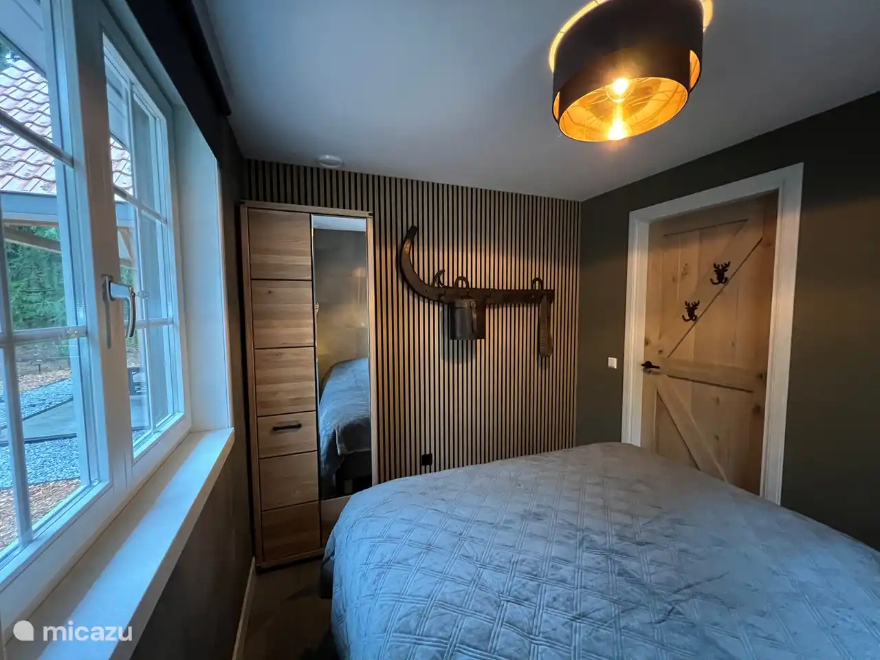 Chambre 1, avec un lit de 160 x 200.
Equipé de rideaux occultants et d'une armoire avec penderie.