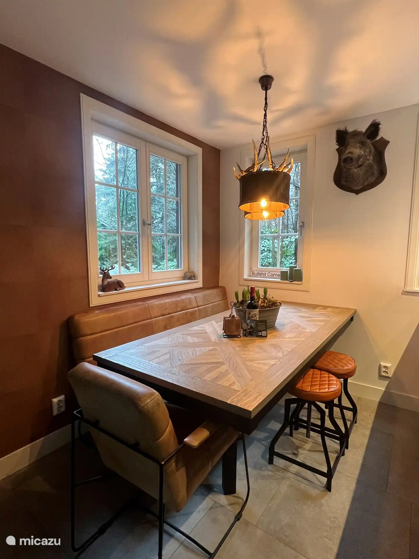 Le coin repas/salon où vous pouvez tous manger ensemble ou jouer à des jeux. Nous avons une armoire pleine de jeux que vous pouvez utiliser. 