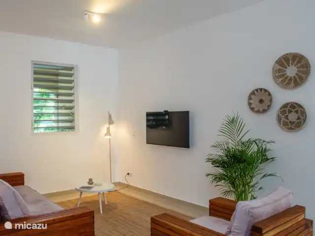 Casa del Viento Curaçao  | Curaçao, Banda Ariba (est), Cas Grandi - appartement Coin salon confortable et douillet avec ventilateur de plafond et une télévision sur laquelle vous pouvez facilement diffuser vos programmes préférés.