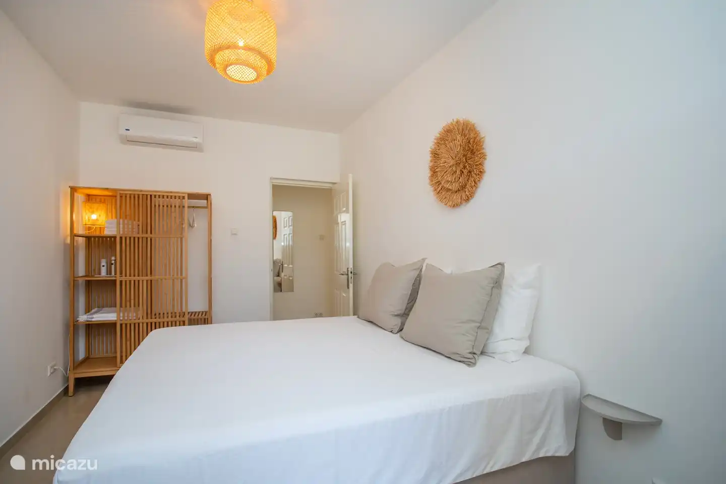 Chambre attrayante avec un lit double confortable, une douche et des toilettes privées, et climatisée pour une merveilleuse nuit de sommeil.
