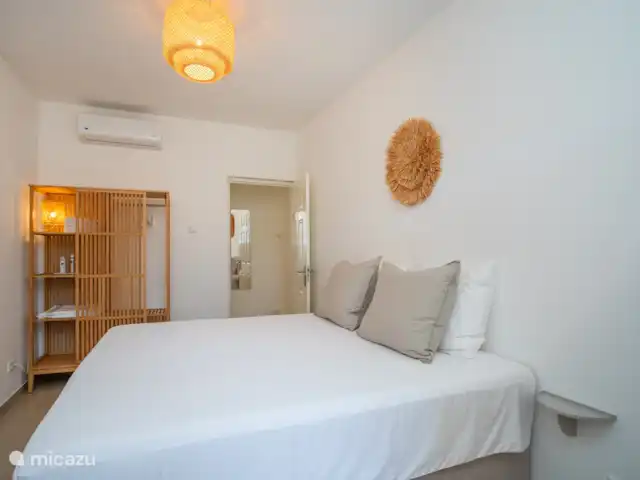 Casa del Viento Curaçao  | Curaçao, Banda Ariba (est), Cas Grandi - appartement Chambre attrayante avec un lit double confortable, une douche et des toilettes privées, et climatisée pour une merveilleuse nuit de sommeil.