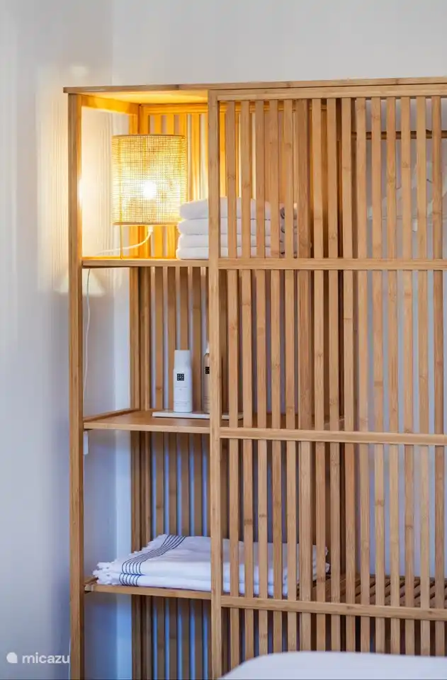 Chambre attrayante avec un lit double confortable, une douche et des toilettes privées, et climatisée pour une merveilleuse nuit de sommeil.