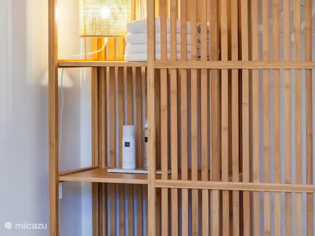 Casa del Viento Curaçao  | Curaçao, Banda Ariba (est), Cas Grandi - appartement Chambre attrayante avec un lit double confortable, une douche et des toilettes privées, et climatisée pour une merveilleuse nuit de sommeil.