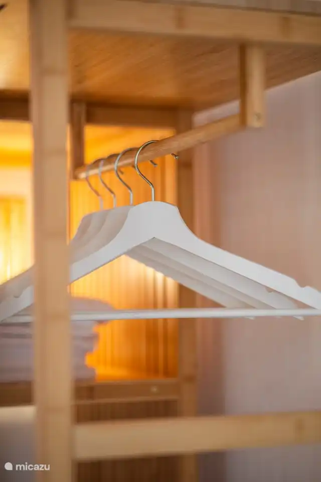 Chambre attrayante avec un lit double confortable, une douche et des toilettes privées, et climatisée pour une merveilleuse nuit de sommeil.