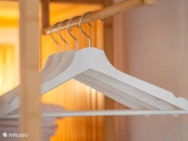 Casa del Viento Curaçao  | Curaçao, Banda Ariba (est), Cas Grandi - appartement Chambre attrayante avec un lit double confortable, une douche et des toilettes privées, et climatisée pour une merveilleuse nuit de sommeil.