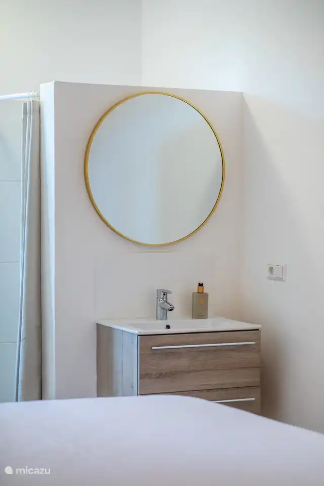 Chambre attrayante avec un lit double confortable, une douche et des toilettes privées, et climatisée pour une merveilleuse nuit de sommeil.