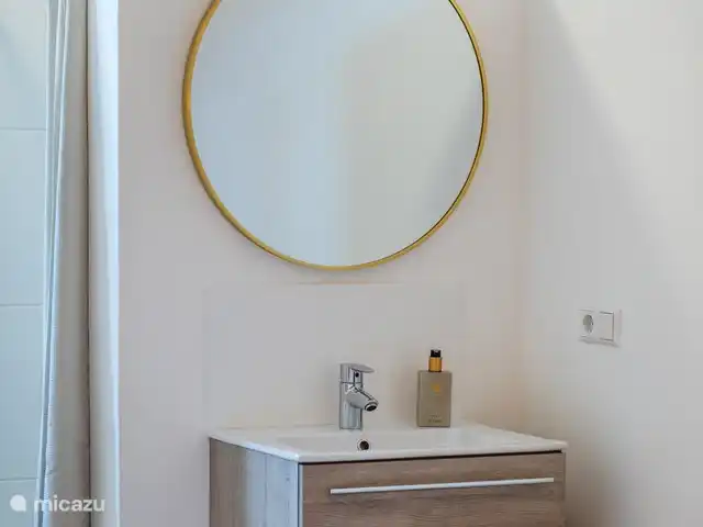 Casa del Viento Curaçao  | Curaçao, Banda Ariba (est), Cas Grandi - appartement Chambre attrayante avec un lit double confortable, une douche et des toilettes privées, et climatisée pour une merveilleuse nuit de sommeil.