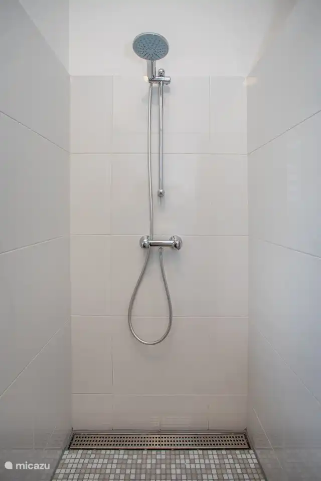 Chambre attrayante avec un lit double confortable, une douche et des toilettes privées, et climatisée pour une merveilleuse nuit de sommeil.