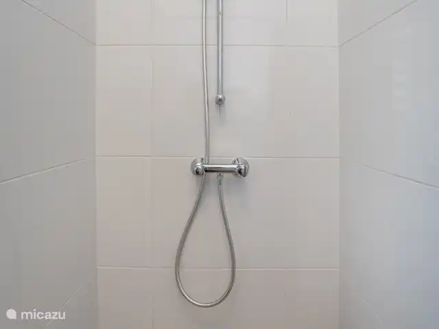 Casa del Viento Curaçao  | Curaçao, Banda Ariba (est), Cas Grandi - appartement Chambre attrayante avec un lit double confortable, une douche et des toilettes privées, et climatisée pour une merveilleuse nuit de sommeil.