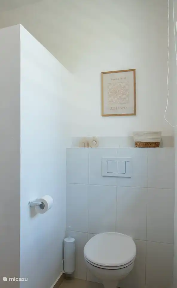 Chambre attrayante avec un lit double confortable, une douche et des toilettes privées, et climatisée pour une merveilleuse nuit de sommeil.
