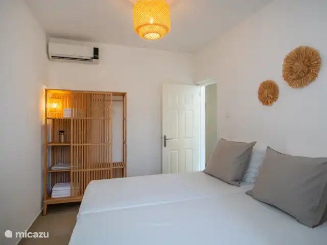 Casa del Viento Curaçao  | Curaçao, Banda Ariba (est), Cas Grandi - appartement Deuxième chambre avec deux lits simples confortables, douche privative et climatisée pour un confort optimal.