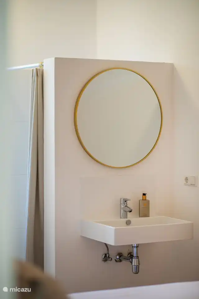 Deuxième chambre avec deux lits simples confortables, douche privative et climatisée pour un confort optimal.