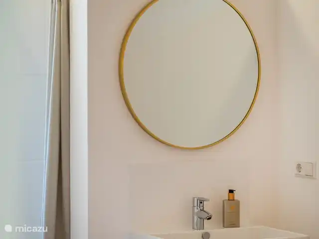 Casa del Viento Curaçao  | Curaçao, Banda Ariba (est), Cas Grandi - appartement Deuxième chambre avec deux lits simples confortables, douche privative et climatisée pour un confort optimal.