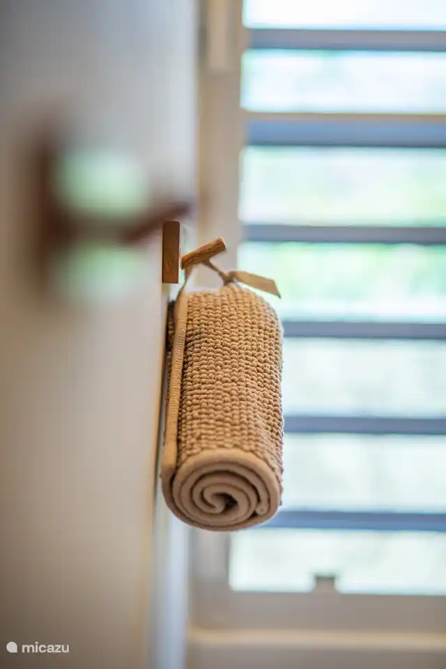 Deuxième chambre avec deux lits simples confortables, douche privative et climatisée pour un confort optimal.