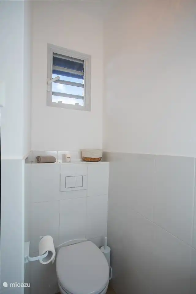 Toilettes séparées, pratiques et facilement accessibles pour plus de confort pendant votre séjour.