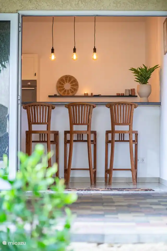 Cuisine confortable et entièrement équipée avec vue sur le porche. Équipé d’un réfrigérateur spacieux, d’un four, d’un lave-vaisselle et de tabourets de bar pour des moments d’ambiance pendant la cuisson.
