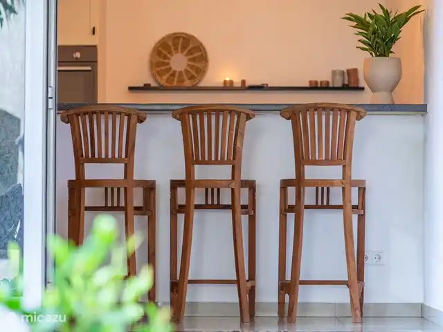 Casa del Viento Curaçao  | Curaçao, Banda Ariba (est), Cas Grandi - appartement Cuisine confortable et entièrement équipée avec vue sur le porche. Équipé d’un réfrigérateur spacieux, d’un four, d’un lave-vaisselle et de tabourets de bar pour des moments d’ambiance pendant la cuisson.