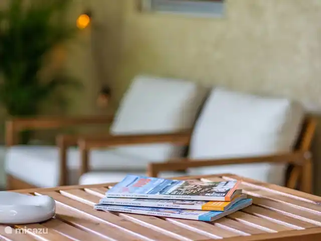 Casa del Viento Curaçao  | Curaçao, Banda Ariba (est), Cas Grandi - appartement Porche spacieux au rez-de-chaussée avec accès direct à la piscine, abrité par des plantes tropicales et des arbres. Comprend un coin salon confortable, une table à manger et un ventilateur de plafond pour plus de confort