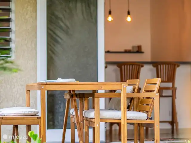 Casa del Viento Curaçao  | Curaçao, Banda Ariba (est), Cas Grandi - appartement Porche spacieux au rez-de-chaussée avec accès direct à la piscine, abrité par des plantes tropicales et des arbres. Comprend un coin salon confortable, une table à manger et un ventilateur de plafond pour plus de confort