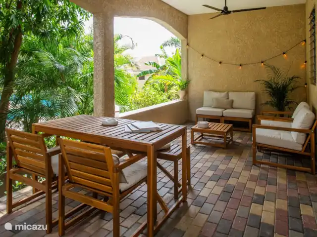 Casa del Viento Curaçao  | Curaçao, Banda Ariba (est), Cas Grandi - appartement Porche spacieux au rez-de-chaussée avec accès direct à la piscine, abrité par des plantes tropicales et des arbres. Comprend un coin salon confortable, une table à manger et un ventilateur de plafond pour plus de confort