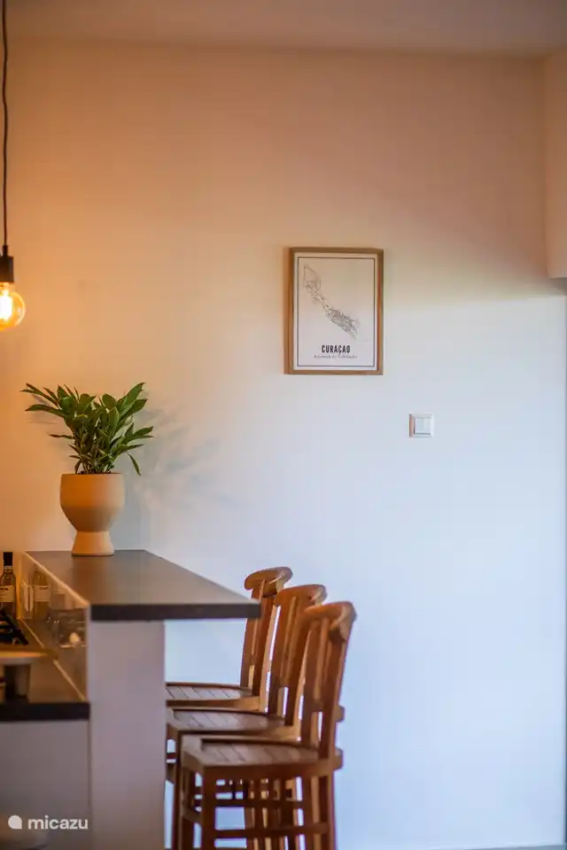 Cuisine confortable et entièrement équipée avec vue sur le porche. Équipé d’un réfrigérateur spacieux, d’un four, d’un lave-vaisselle et de tabourets de bar pour des moments d’ambiance pendant la cuisson.