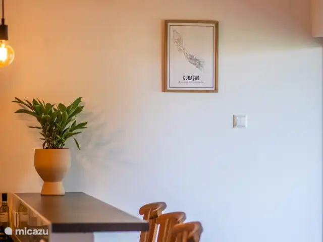Casa del Viento Curaçao  | Curaçao, Banda Ariba (est), Cas Grandi - appartement Cuisine confortable et entièrement équipée avec vue sur le porche. Équipé d’un réfrigérateur spacieux, d’un four, d’un lave-vaisselle et de tabourets de bar pour des moments d’ambiance pendant la cuisson.