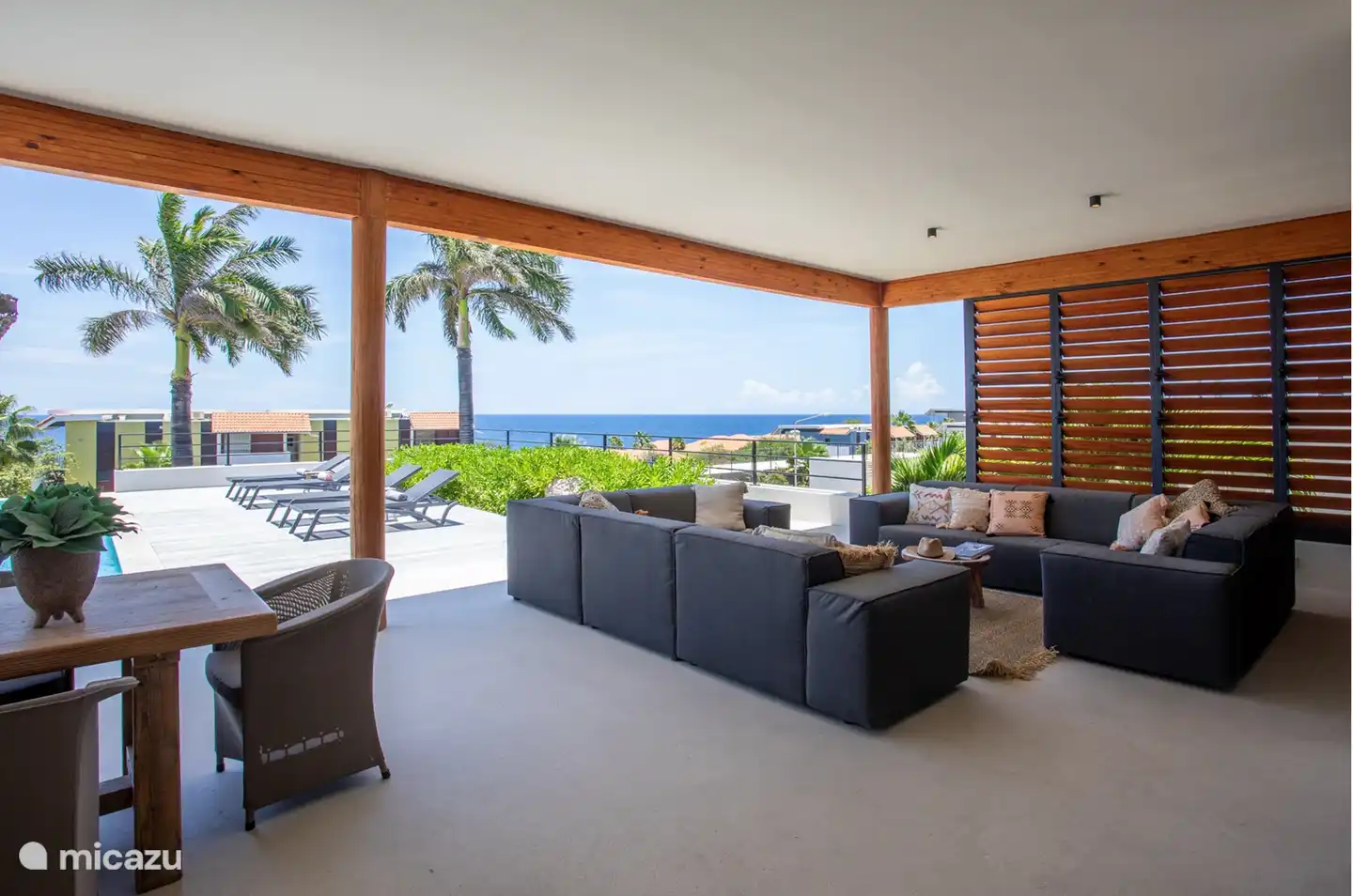 From the covered porch you have a view of the sea.