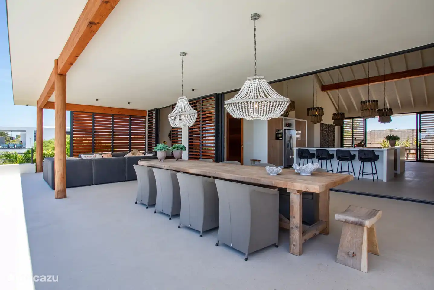 The dining table is outside, so that inside and outside become a whole.