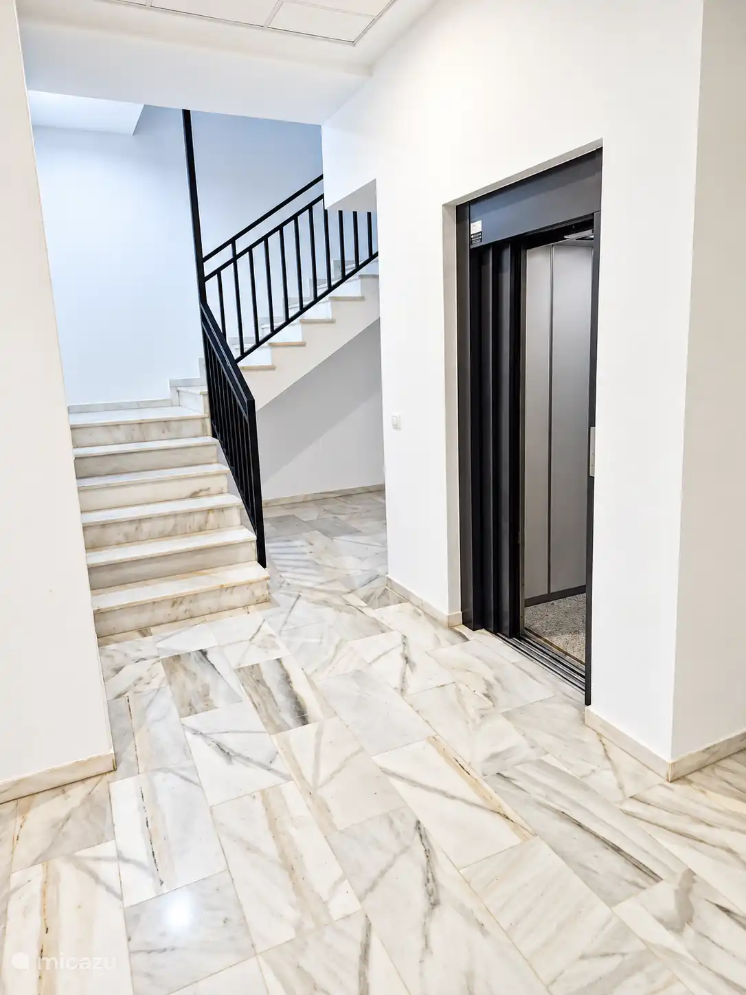 Treppen mit Aufzug