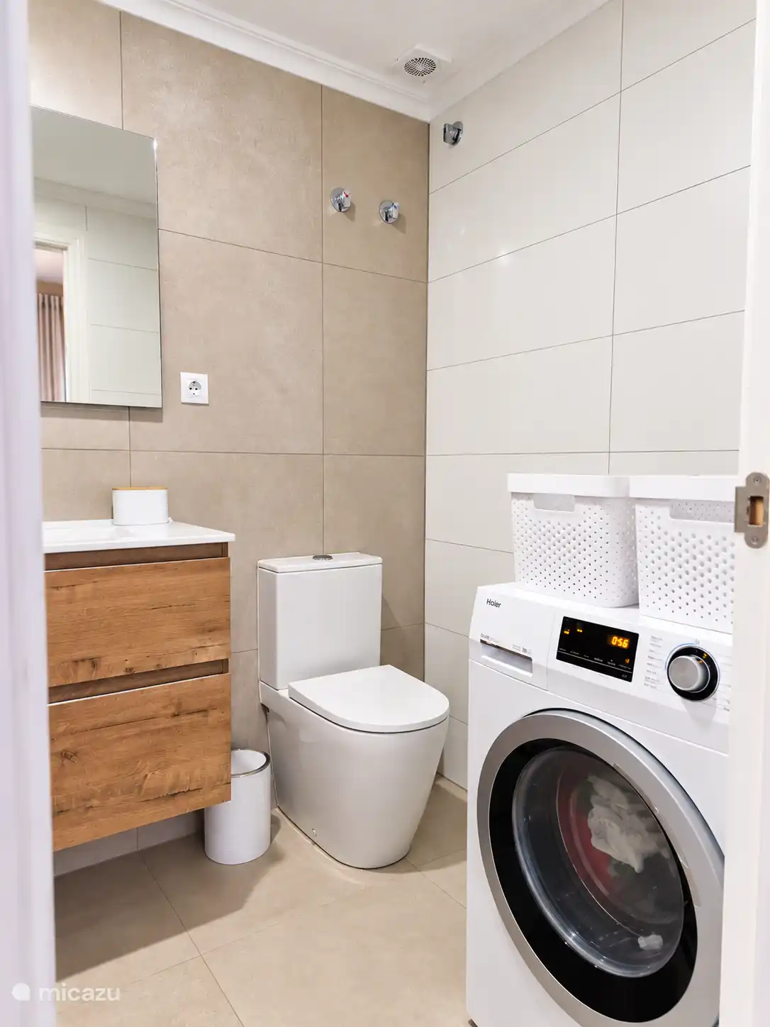 Badezimmer mit Toilette und Waschmaschine