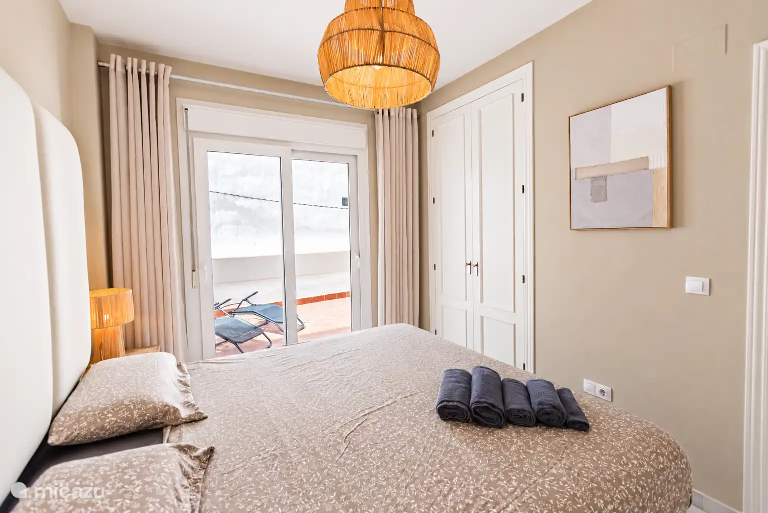 Schlafzimmer mit Balkontüren zur Terrasse